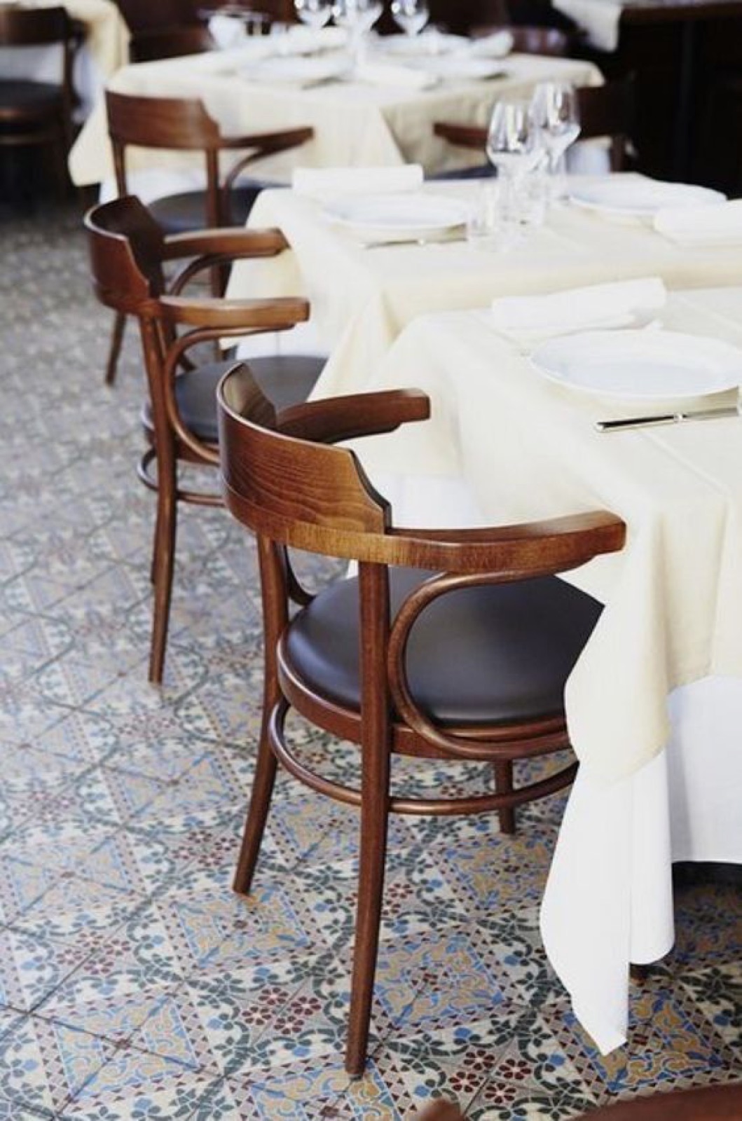 Beyaz masa örtülü restoran masaları